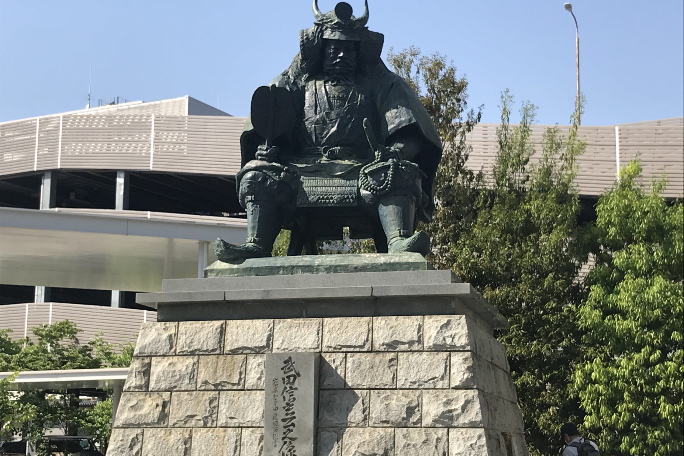 武田信玄の銅像（甲府駅前）